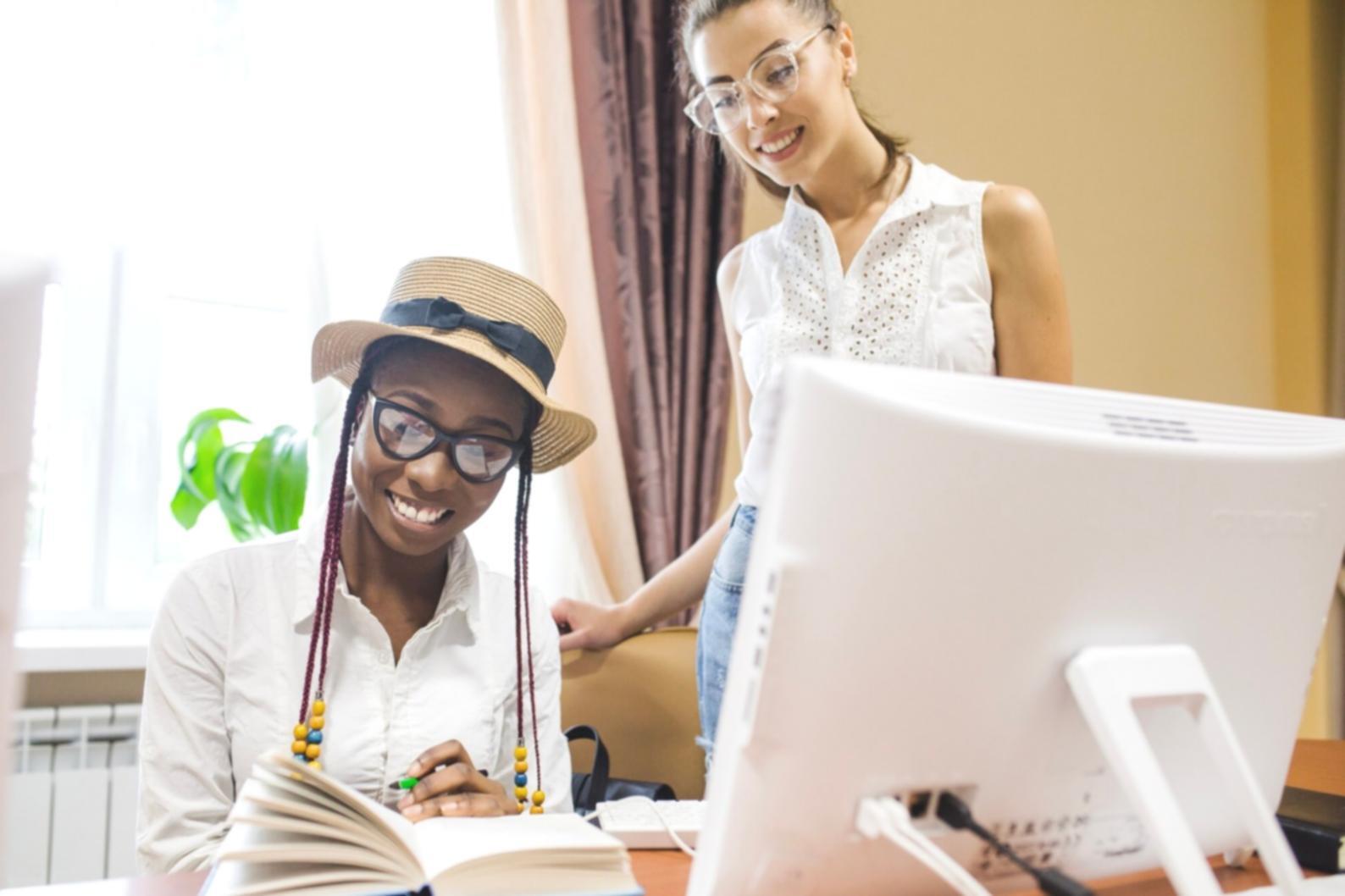 Modernes Schulungszentrum mit interaktiven Lernbereichen