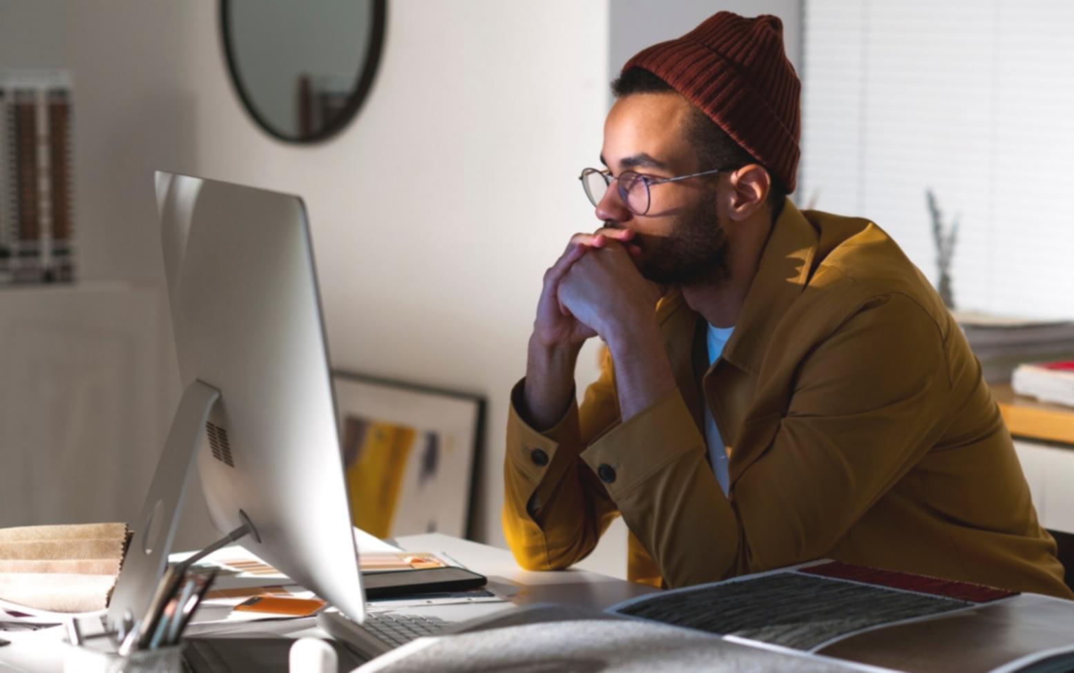 Team-Meeting zur Diskussion von Finanzanalysen